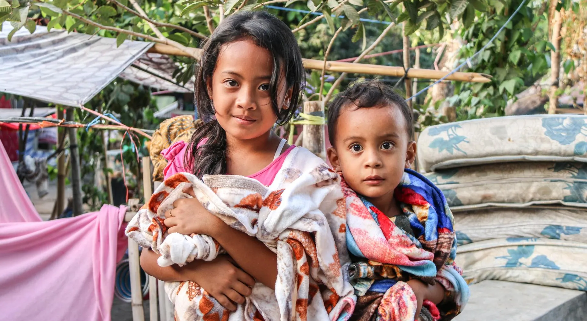 Spenden für ZOA Deutschland: Zwei Kinder in bunten Gewändern