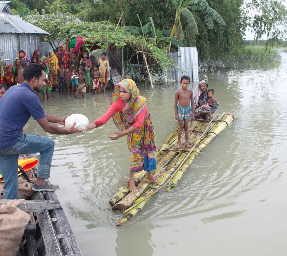 Een man ontvangt voedsel vanaf het water