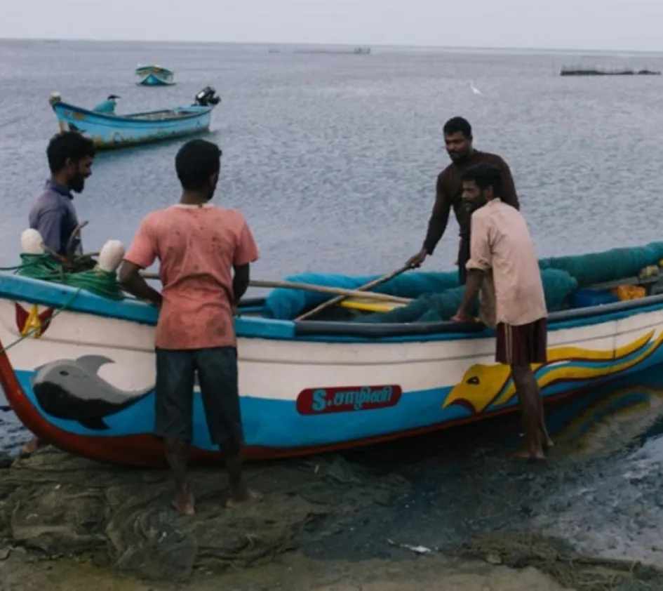 ZOA verlässt Sri Lanka: Männer holen ein Boot an Land