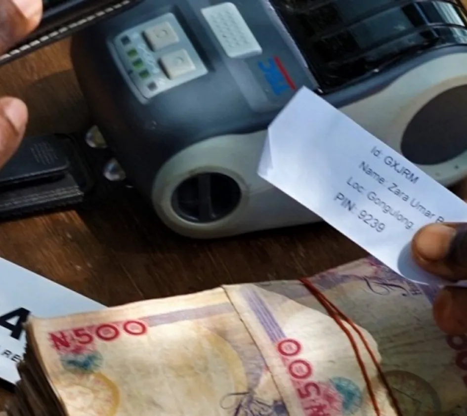 Geldspenden: ein Gutschein mit Code wird ausgehändigt