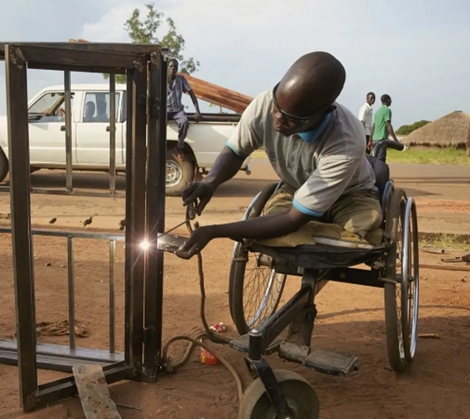 Menschen mit Beeinträchtigungen: Mann im Rollstuhl lötet Metall