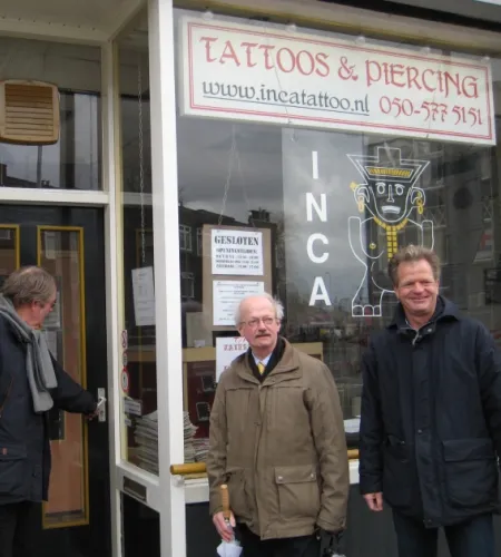 De oprichters bij het studentenhuis in Groningen waar ZOA begon