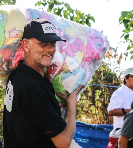 Willem van Burgsteden hilft bei der Verteilung von Soforthilfepaketen.