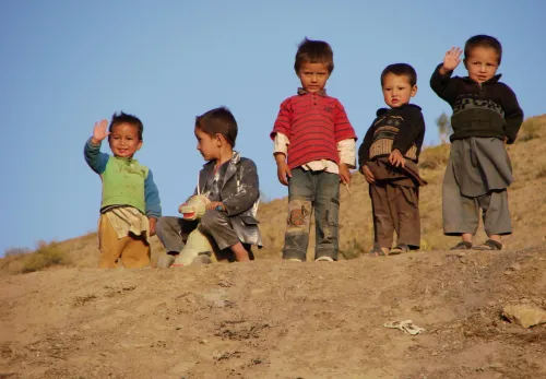 Afghanische Kinder winken in die Kamera