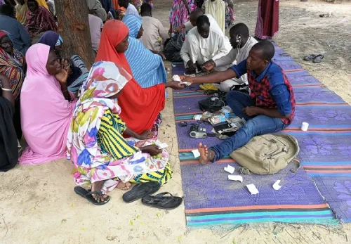 Gruppe Frauen erhalten Gutscheine