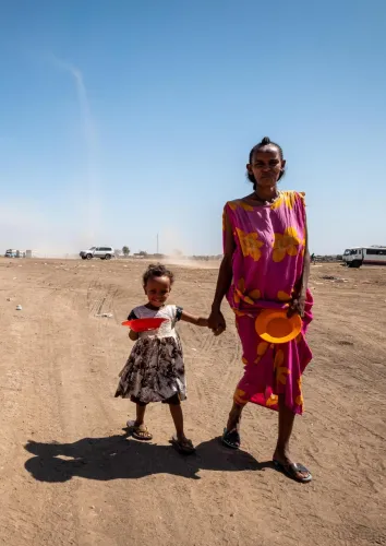 Moeder en kind op de vlucht vanuit Ethiopie 